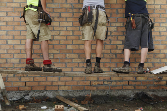 Sub-contractors should be required to have a license to work in the ACT, the Master Builders Association said.