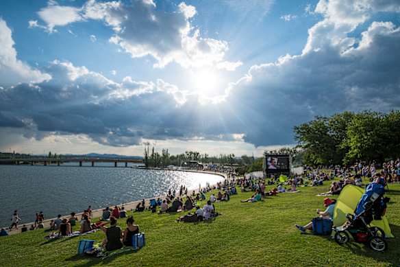 Canberrans enjoy the Australia Day concert at Regatta Point in 2018 under the sun.