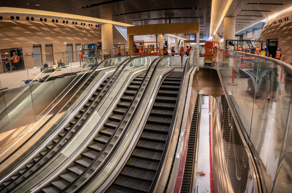 Escalators link the underground north-south concourse to platforms for the Metro City and Southwest line. 