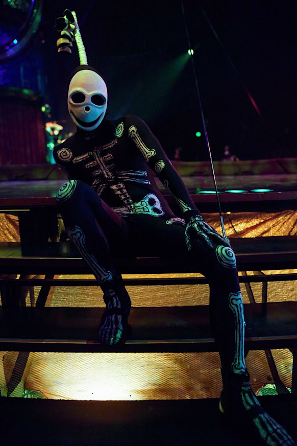 One of the many characters in KOOZA.