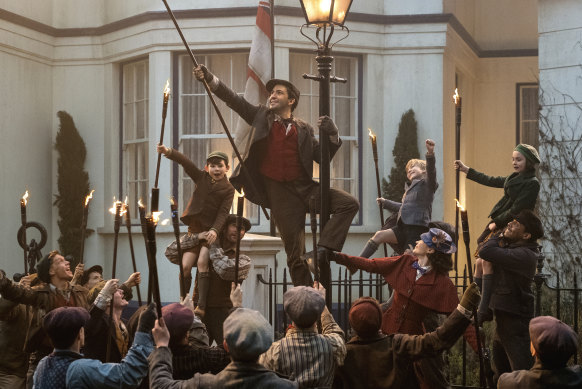 Like the original, Mary Poppins returns has large-scale dance sequences.