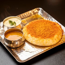 Ruchi Ghee Pudi Thatte Idli: fluffy steamed rice pancake with chutneys.
