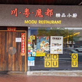 Fora do restaurante Clayton.