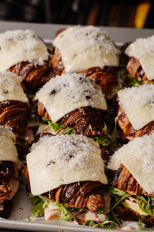 Sandwich croissants. 