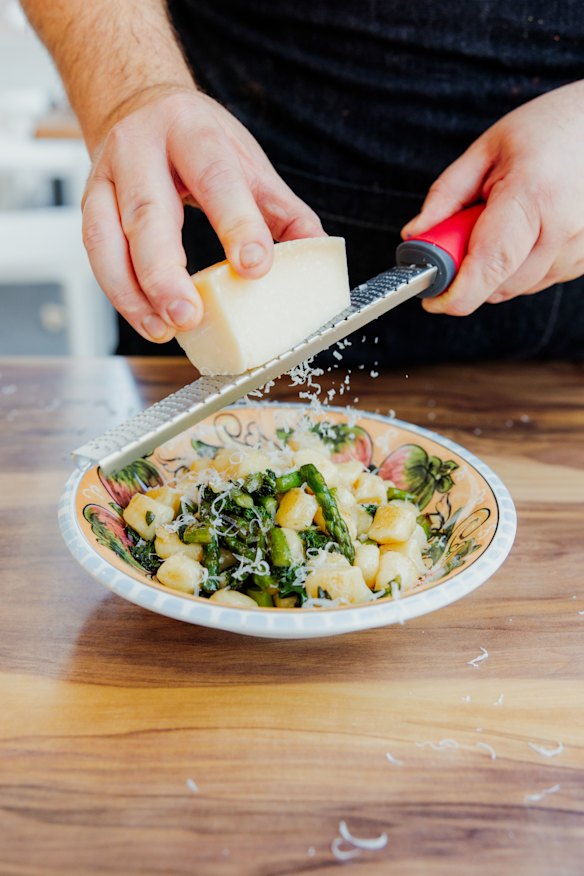 Ñoquis con espárragos fritos, mantequilla dorada y salsa de salvia y avellanas picadas, aderezado con col rizada y parmesano. 