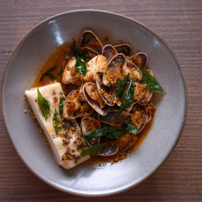 Mangalorean-style pipis with white dhokla, a savoury sponge.