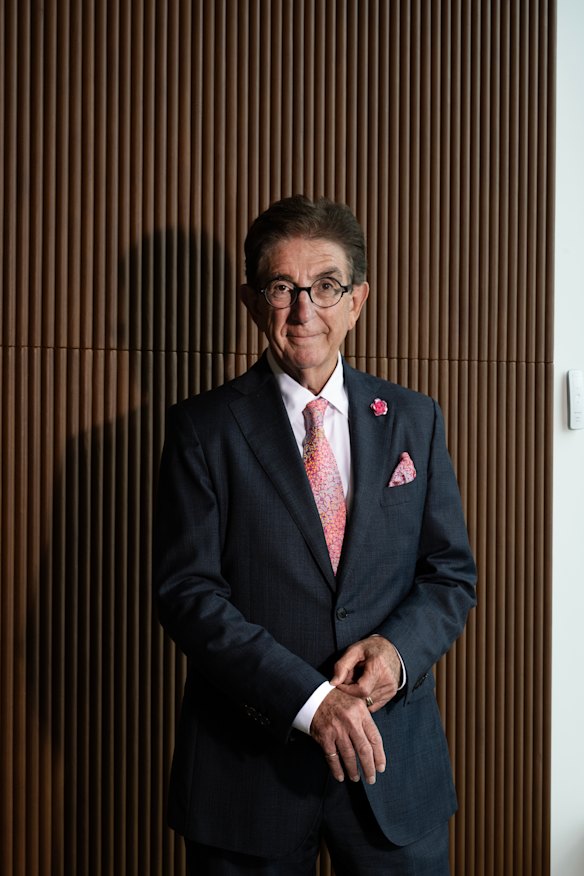 El autor de novelas de suspense y presidente independiente de PwC, John Green, tiene una historia que vender. 