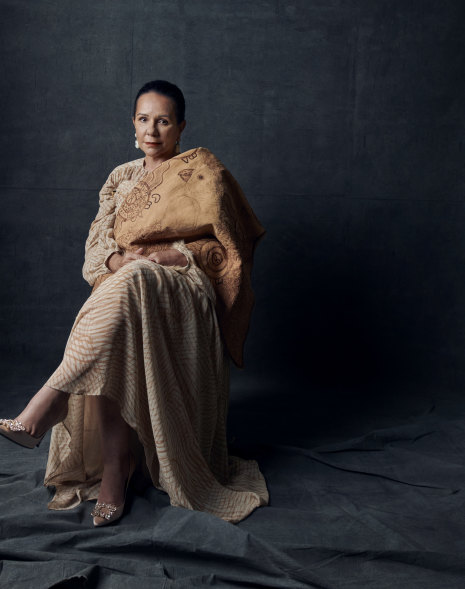 Linda Burney wears Carla Zampatti
“Butter Wave” blouse and gown. Dinosaur Designs earrings. Roger Vivier “Flower
Strass” pumps. Professor Lynette
Riley “Wiradjuri” kangaroo-skin
cloak, Linda’s own.