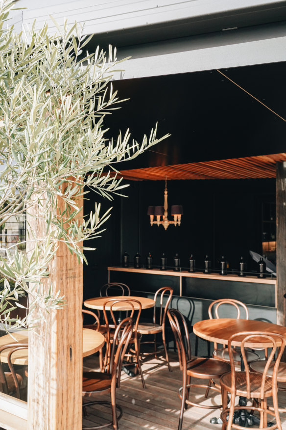 Dine alfresco.