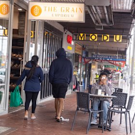 O restaurante está localizado na Clayton Road, um ponto de encontro para jantar no subúrbio.