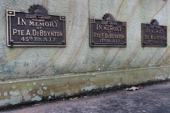 The Berry Cenotaph lists the three De Boynton brothers.