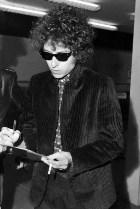 Singer Bob Dylan arrives at Sydney's Mascot Airport on 12 April 1966.