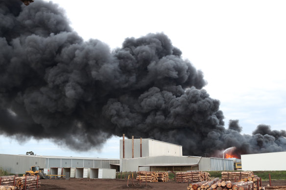 Fire crews battle to control a blaze at a warehouse in Tottenham / West Footscray