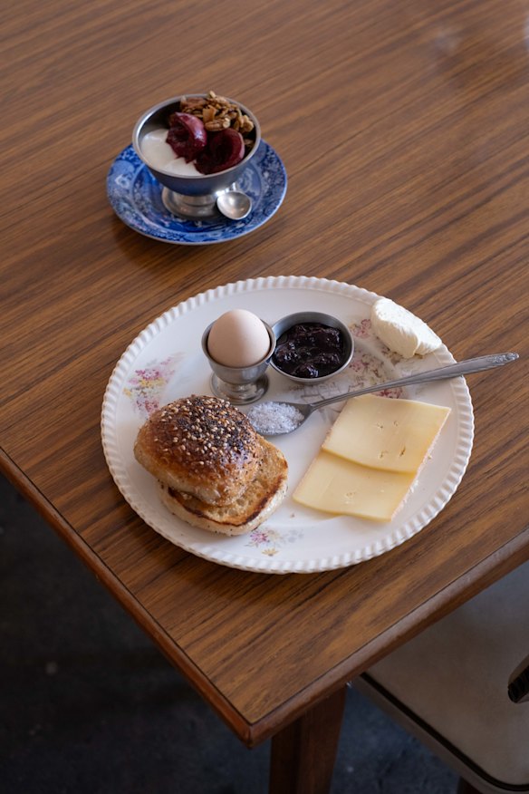 Sesame sourdough bun plate.