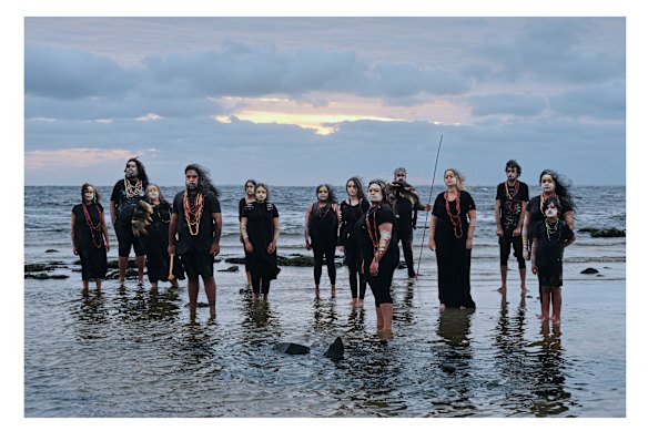 Longa jornada para casa por Maree Clarke.