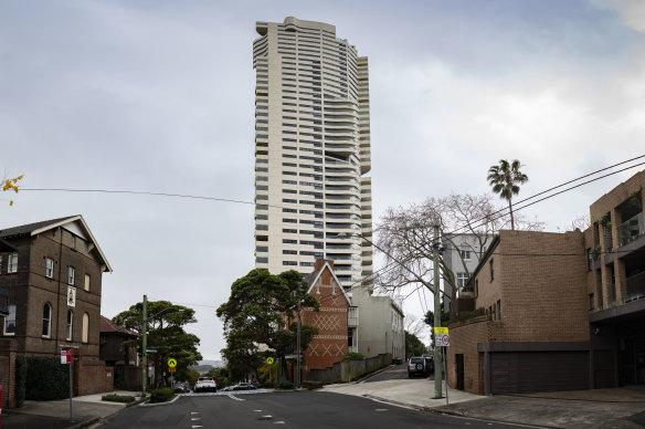 The famous Harry Seidler-designed Horizon apartment block in Darlinghurst stretches 43 storeys into the sky, less than the 45 on the table for Gordon.