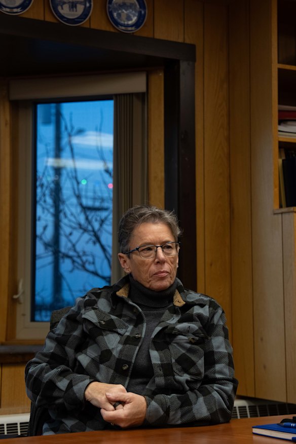 Joy Baker, mantan Syahbandar yang keluar dari masa pensiunnya untuk mengelola perluasan pelabuhannya.