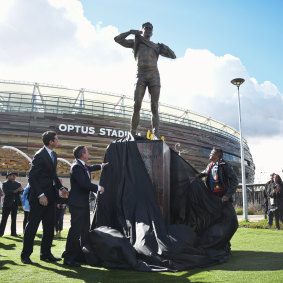 AFL Chief Executive Officer Gillon McLachlan, Premier Mark McGowan and footy legend Nicky Winmar unveil the statue by renowned Melbourne sculptor Louis Laumen.