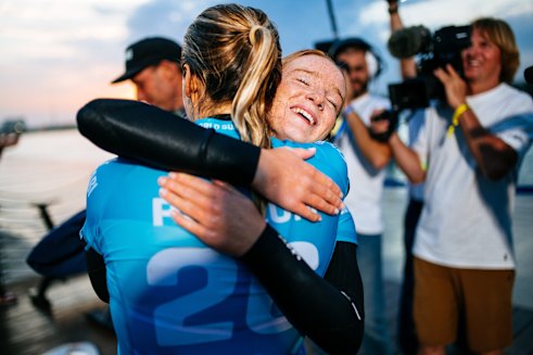 Picklum and Simmers embrace after the American prevailed in a tense final in Abu Dhabi.