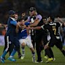 Hulk takes on Cruzeiro’s Lucas Villalba.