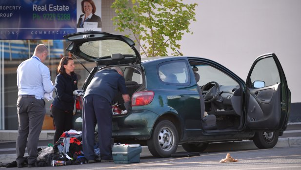 The bomb squad was called to Bayswater after a 'pipe bomb' was found in a parked car. 