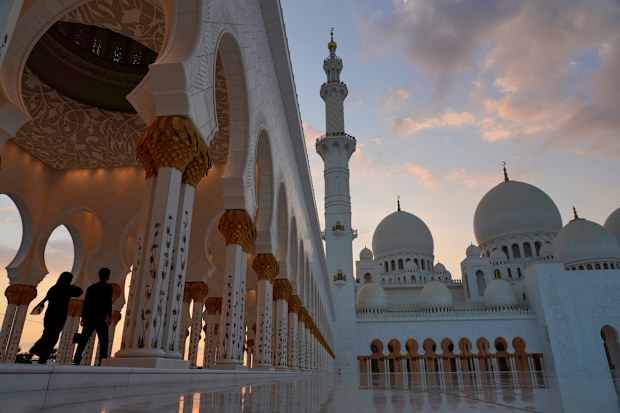 Sheikh Zayed Grand Mosque at dusk in Abu Dhabi, United Arab Emirates.