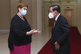 Foreign Minister Marise Payne speaks with Cambodia leader Hun Sen during a visit to Phnom Penh last November.
