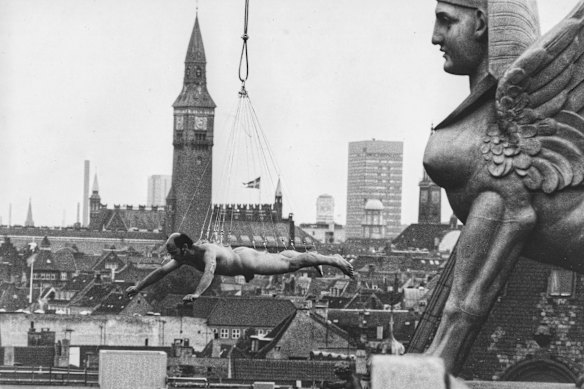 Stelarc suspended over a Copenhagen street in 1985. 