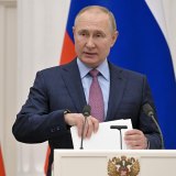俄羅斯總統弗拉基米爾·普京正式承認這兩個分離主義國家，然後將“維和”部隊投入其中。
