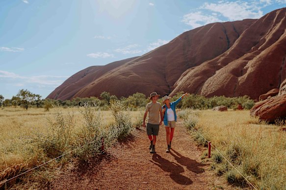 Stroll through the stunning landscapes of Uluṟu-Kata Tjuṯa National Park and discover the beauty, stories and spirit woven into the land.