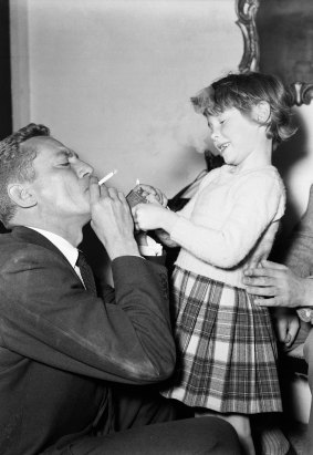 Actor Peter Finch meets his Shiralee co star Dana Wilson in Sydney on 7 August 1956.