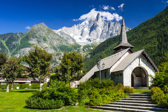 An amble to Les Praz, passing cottages and a historic chapel.