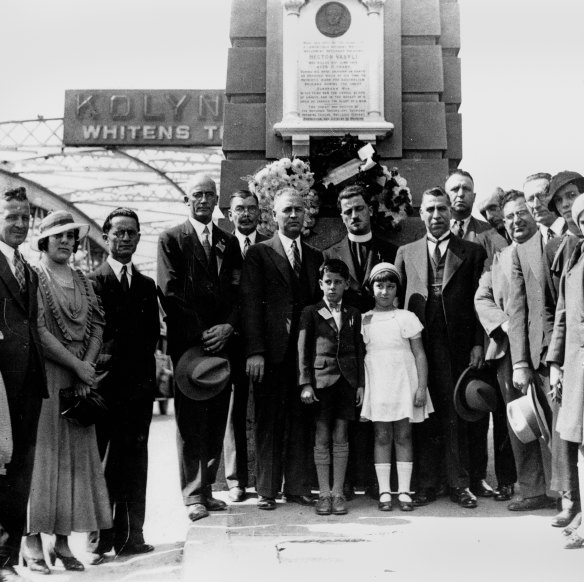 Members of the Greek community in Brisbane at a wreath-laying ceremony on Anzac Day at Victoria Bridge, ca. 1936.