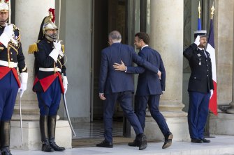 Macron ve Albanese, Paris'teki Elysee Sarayı'na yürüdü