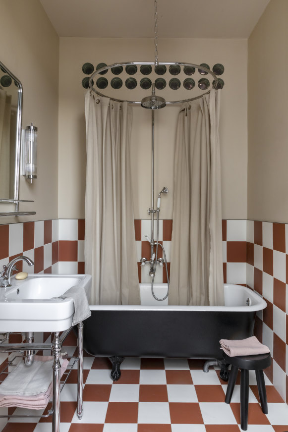 The sink by Bleu Provence
complements the vintage bathtub.