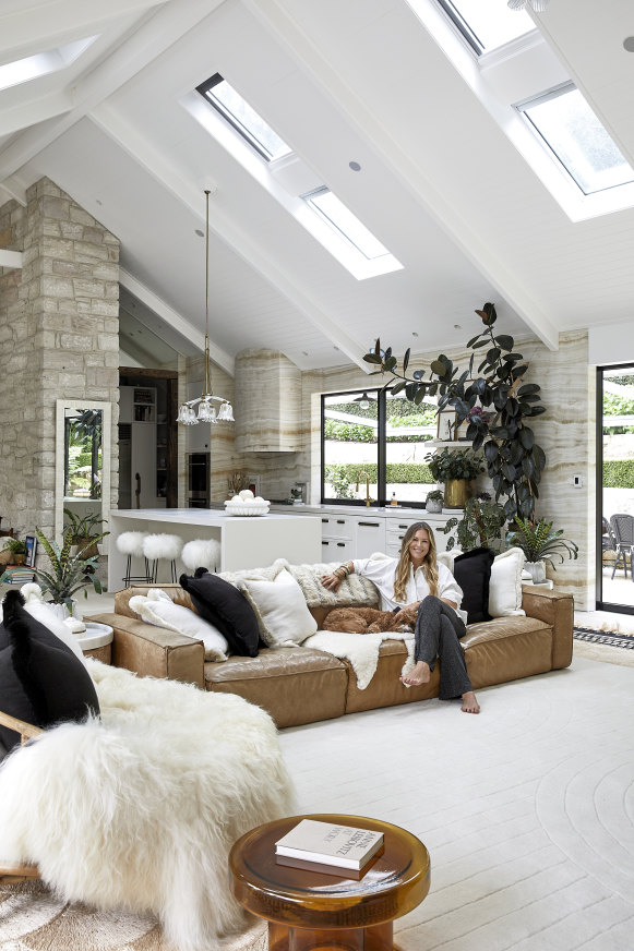 Sarah Parry-Okeden and 
Sheldon on a Restoration 
Hardware sofa. Underfoot is a 
woven rug from Patterson Flynn.