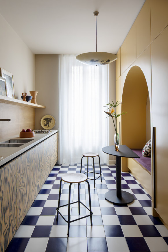Art deco motifs, such as the chequered tiles and arched seating
area surrounded by storage, are repeated throughout the home.
