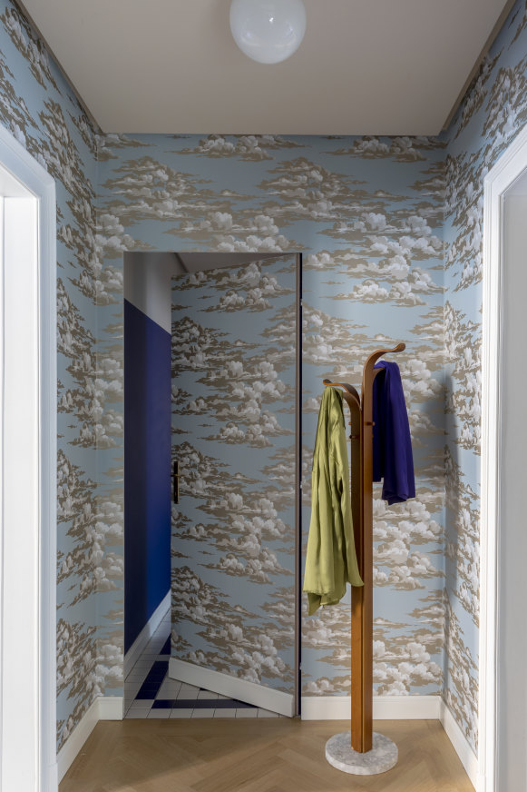 The entrance features Sanderson’s “Silvi Clouds” wallpaper. 
