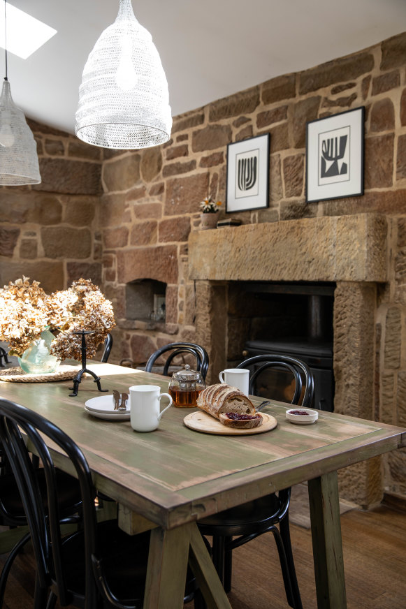 This cottage, showcasing its original sandstone walls, is set in the main street of Oatlands’ historic town. 