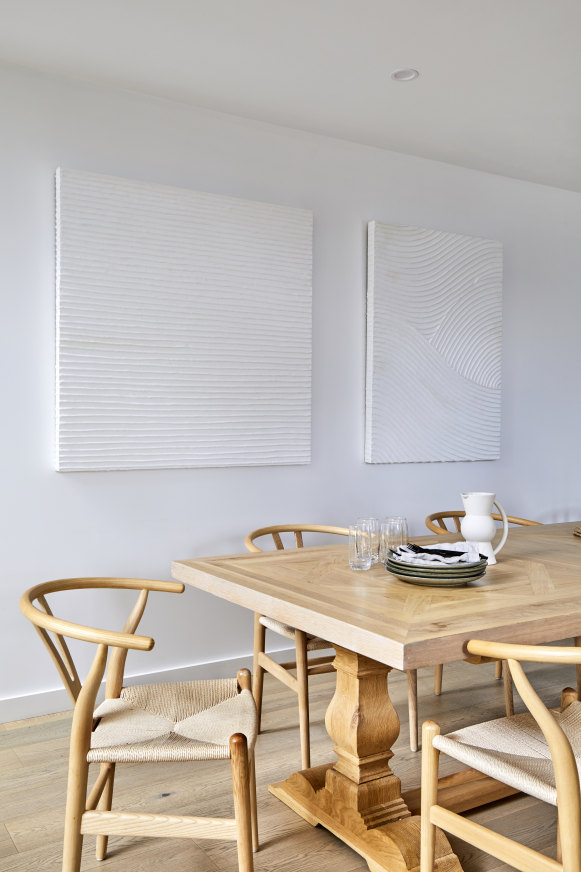 The table and chairs are from MCM House. “This was my first big purchase 
for the house,” says Kate. “That table is the first nice piece I’ve owned.”