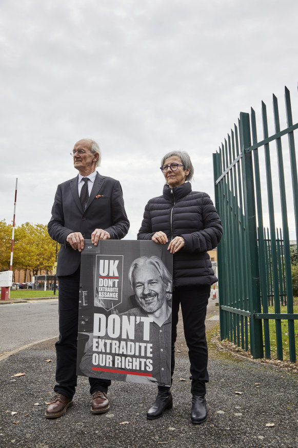 Assange’s father John Shipton and former SBS newsreader Mary Kostakidis protest outside London’s Belmarsh prison in October. 