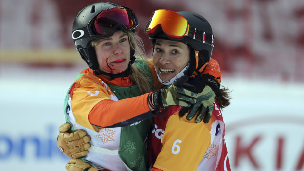 Mentel-Spee (right) assists fellow Dutch competitor Lisa Bunschoten after a collision.