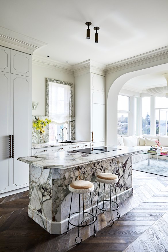 McElroy moved living areas to capitalise on views, added “Forma” door furniture she designed for Lo & Co and anchored the kitchen with a Calacatta marble island.