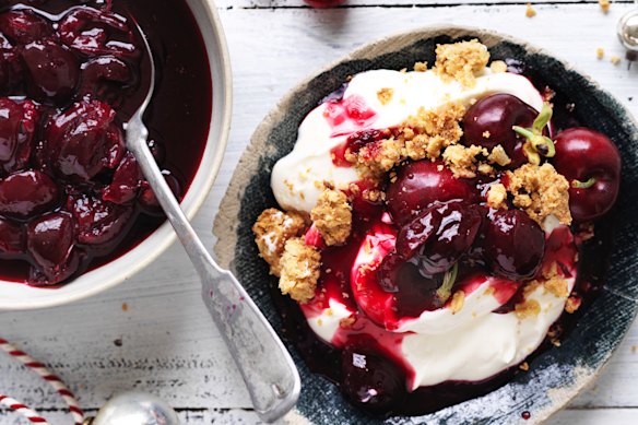recipes Breakfast crumble with cherries and yoghurt.