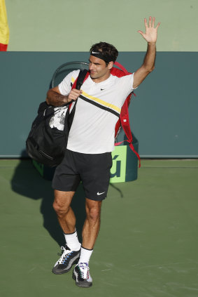 Federer waves to the crowd after the defeat.
