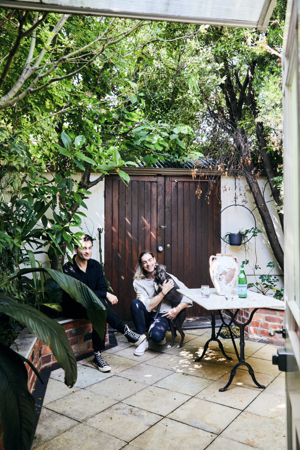 “Having an intimate outdoor space surrounded by established greenery 
is such a treat,” says Ashford of the courtyard garden.