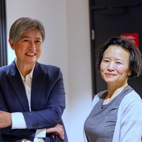 Lei se encontra com a ministra das Relações Exteriores, Penny Wong, no aeroporto de Melbourne em outubro de 2023, após ser libertado da detenção na China.