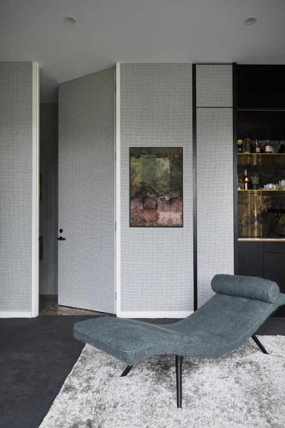In the formal lounge, a Grant Featherston Z300 chaise sits in front of an inbuilt bar and a powder room, both designed by R&Co. The artwork is by Riccardo Ajossa.