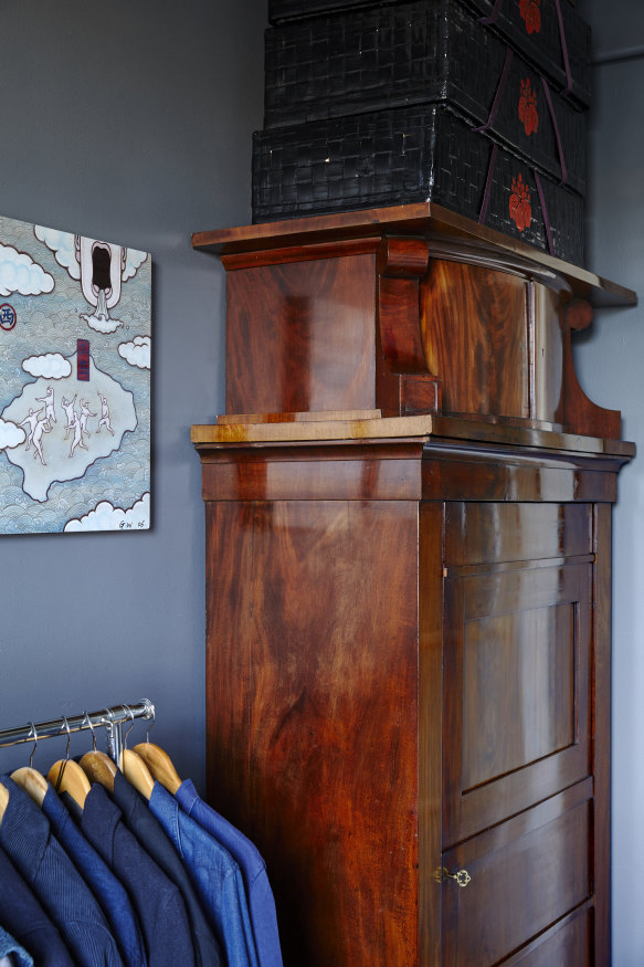 Longmuir has used a German Biedermeier mahogany cabinet and lacquer wedding boxes from Japan as clever storage solutions.