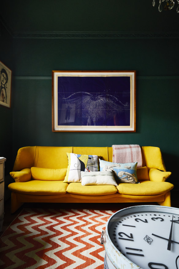 The vintage “Portovenere” sofa by Vico Magistretti was reupholstered in Kvadrat’s “Razzle
Dazzle” fabric. The etching above the sofa is Dawn Survey Indigo by Martin King.